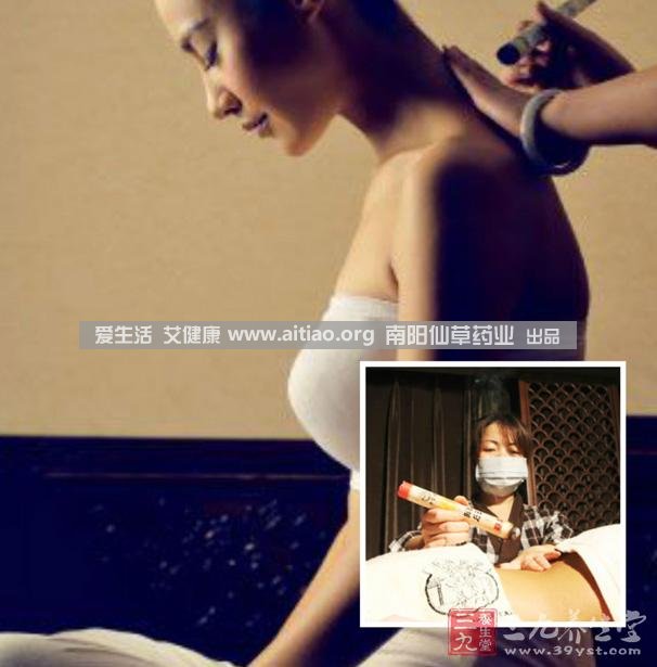 足三里穴是位于外膝的下3寸、脛骨外側(cè)一橫指左右的位置，艾灸10-15分鐘即可，需堅持一段時間，很快可以看到祛濕的效果。